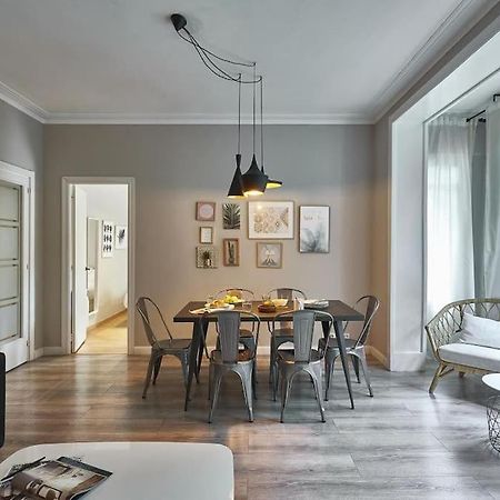 Magnificent 4 Bedroom Apartment In Eixample Barcelona Exteriör bild