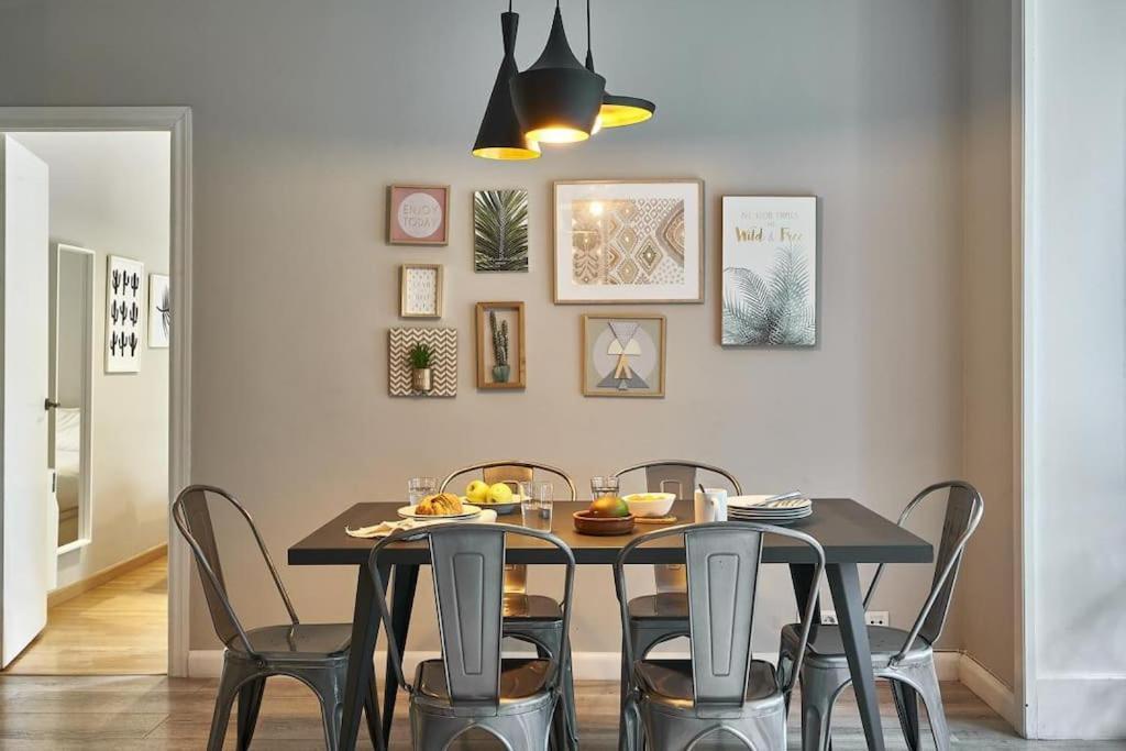 Magnificent 4 Bedroom Apartment In Eixample Barcelona Exteriör bild