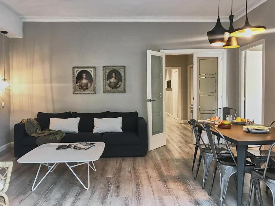 Magnificent 4 Bedroom Apartment In Eixample Barcelona Exteriör bild