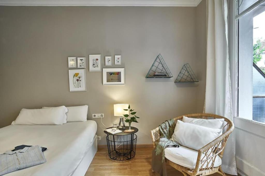 Magnificent 4 Bedroom Apartment In Eixample Barcelona Exteriör bild
