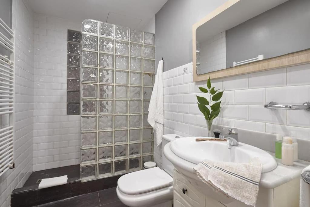 Magnificent 4 Bedroom Apartment In Eixample Barcelona Exteriör bild