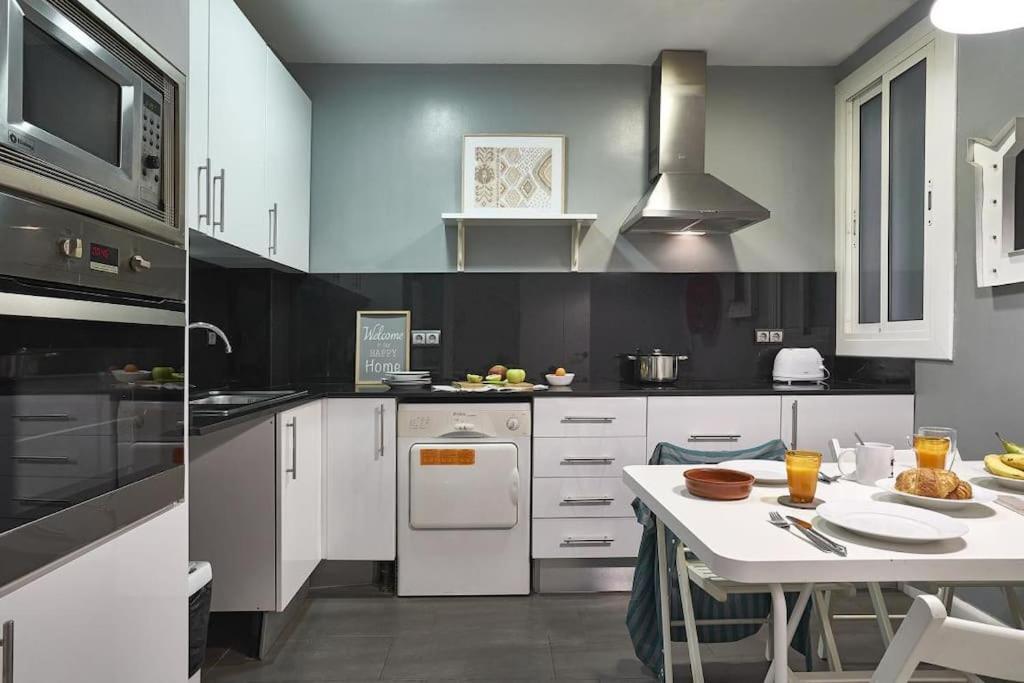 Magnificent 4 Bedroom Apartment In Eixample Barcelona Exteriör bild