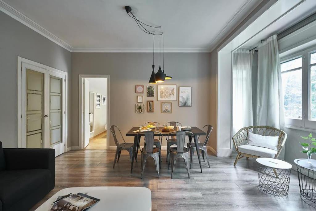 Magnificent 4 Bedroom Apartment In Eixample Barcelona Exteriör bild