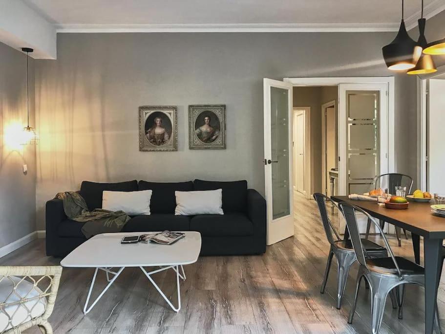 Magnificent 4 Bedroom Apartment In Eixample Barcelona Exteriör bild